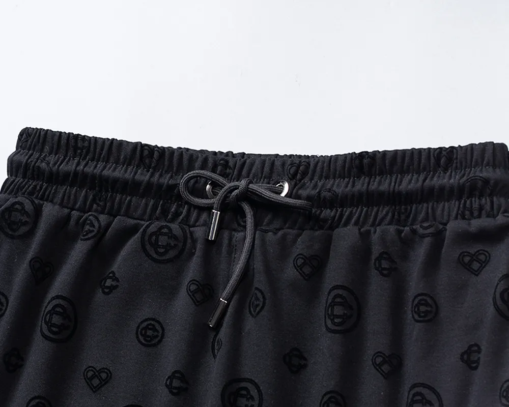 29108# New Arrival casual shorts from the 2026 spring and summer official website, full of jacquard fabric, handsome, comfortable fabric, rigorous workmanship and neat wiring. Good upper body effect·Sizes M-3XL Black